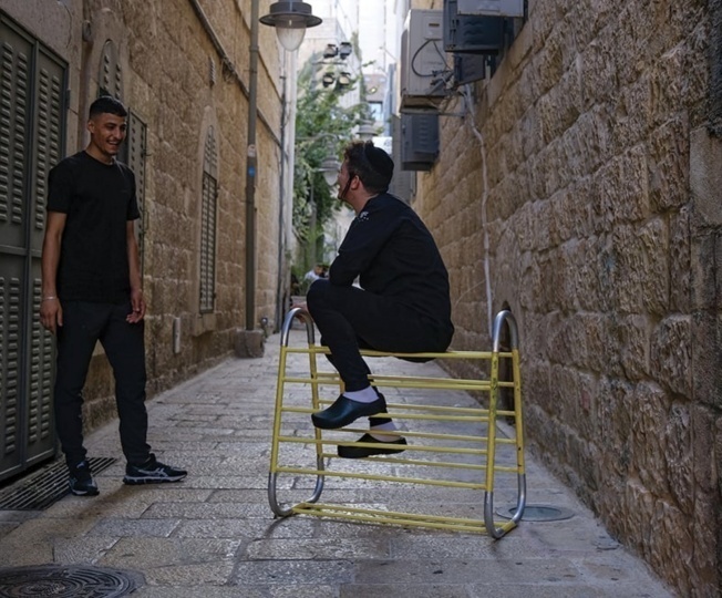 Студенты из Израиля преобразуют металлические ограждения в уличную мебель