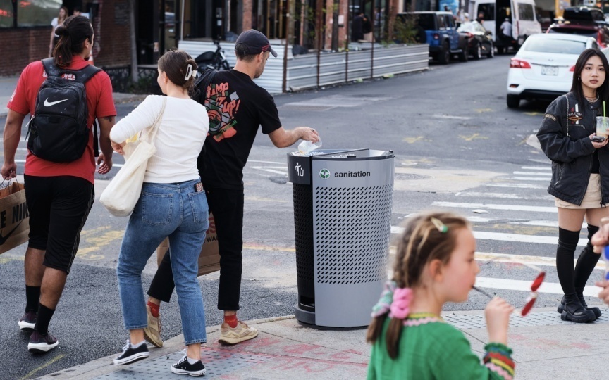 В Нью-Йорке начали появляться более эргономичные мусорные баки