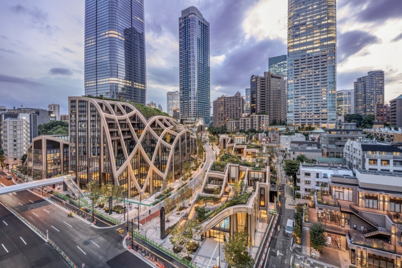 Команда Heatherwick Studio построила зеленый квартал в Токио