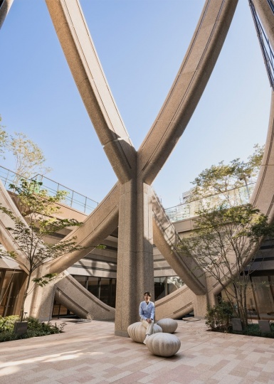 Команда Heatherwick Studio построила зеленый квартал в Токио