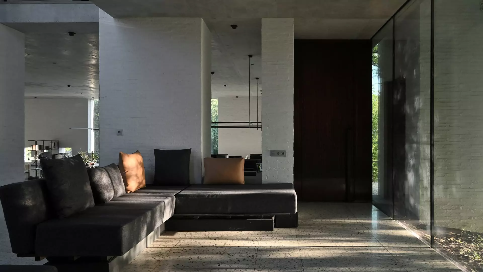 Спокойные бетонные поверхности и окна без рам в интерьере офиса архитекторов — проект архитектурного бюро Chado