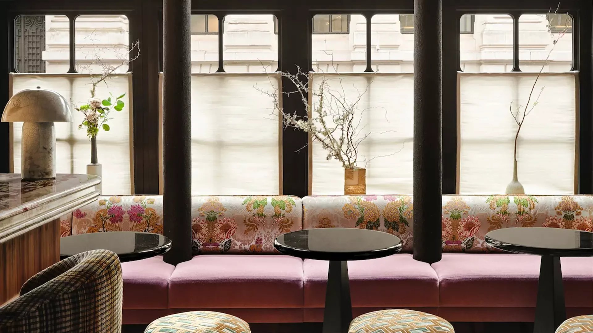 Растительные принты, теплая древесина и оммажи Азии в интерьере парижского отеля — проект Лауры Гонсалес