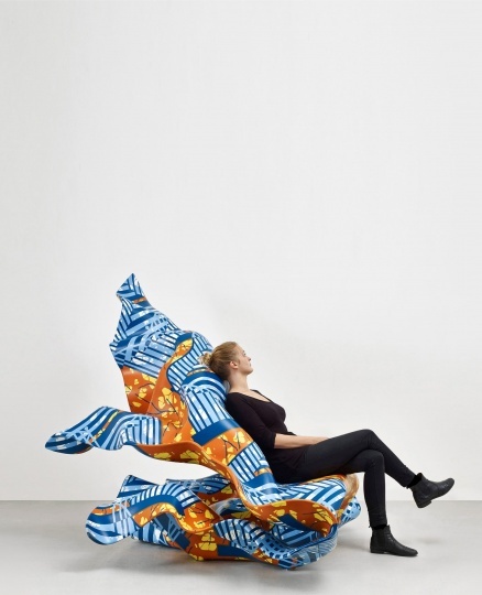Carpenters Workshop Gallery презентовала новую вариацию Windy Chair Йинки Шонибаре 