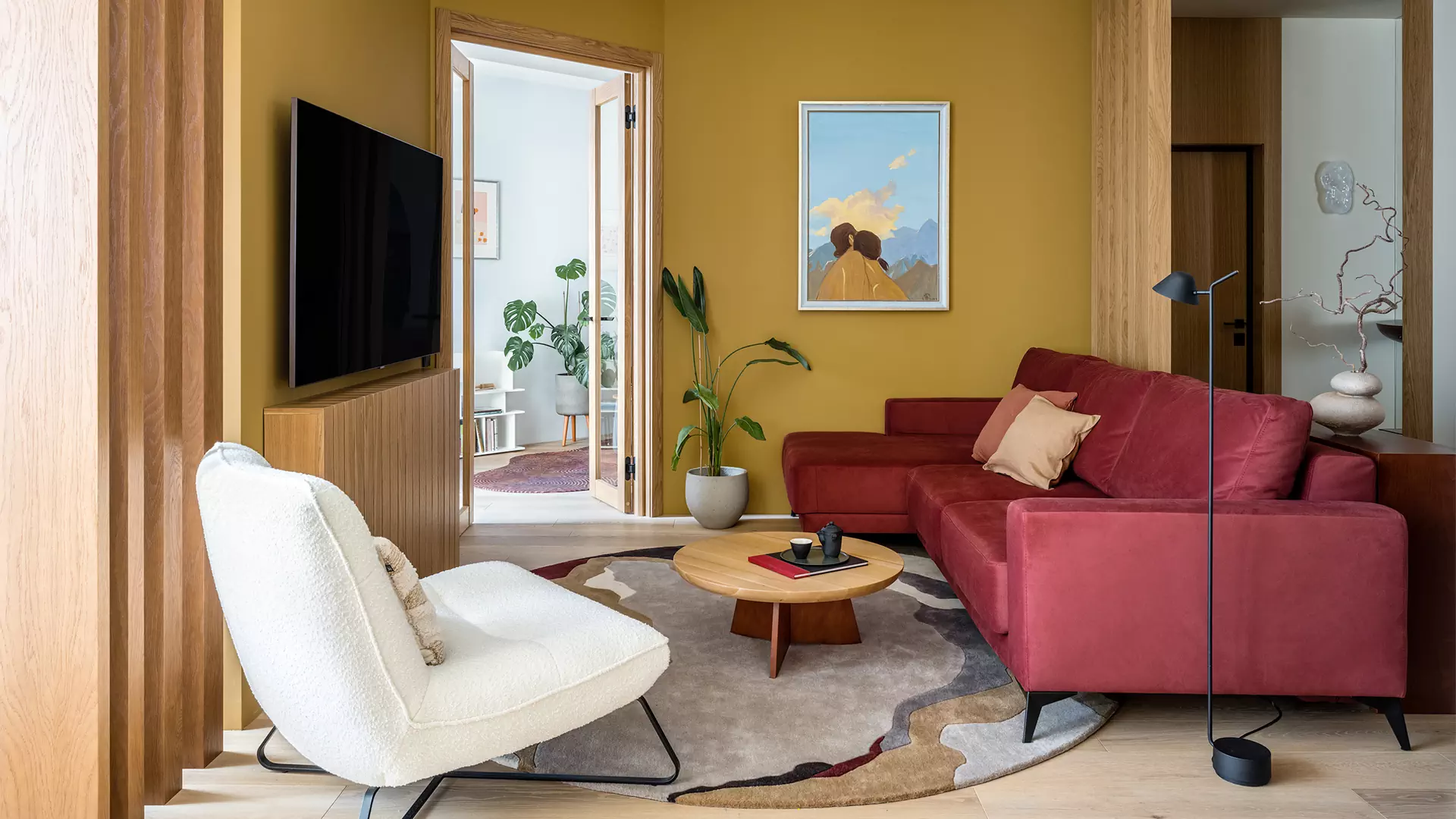 Необычные ковры и отсылки к алтайской природе в интерьере квартиры для яркой девушки — проект бюро AND design