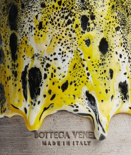 Bottega Veneta выпустила свечи в стаканах с вулканической глазурью