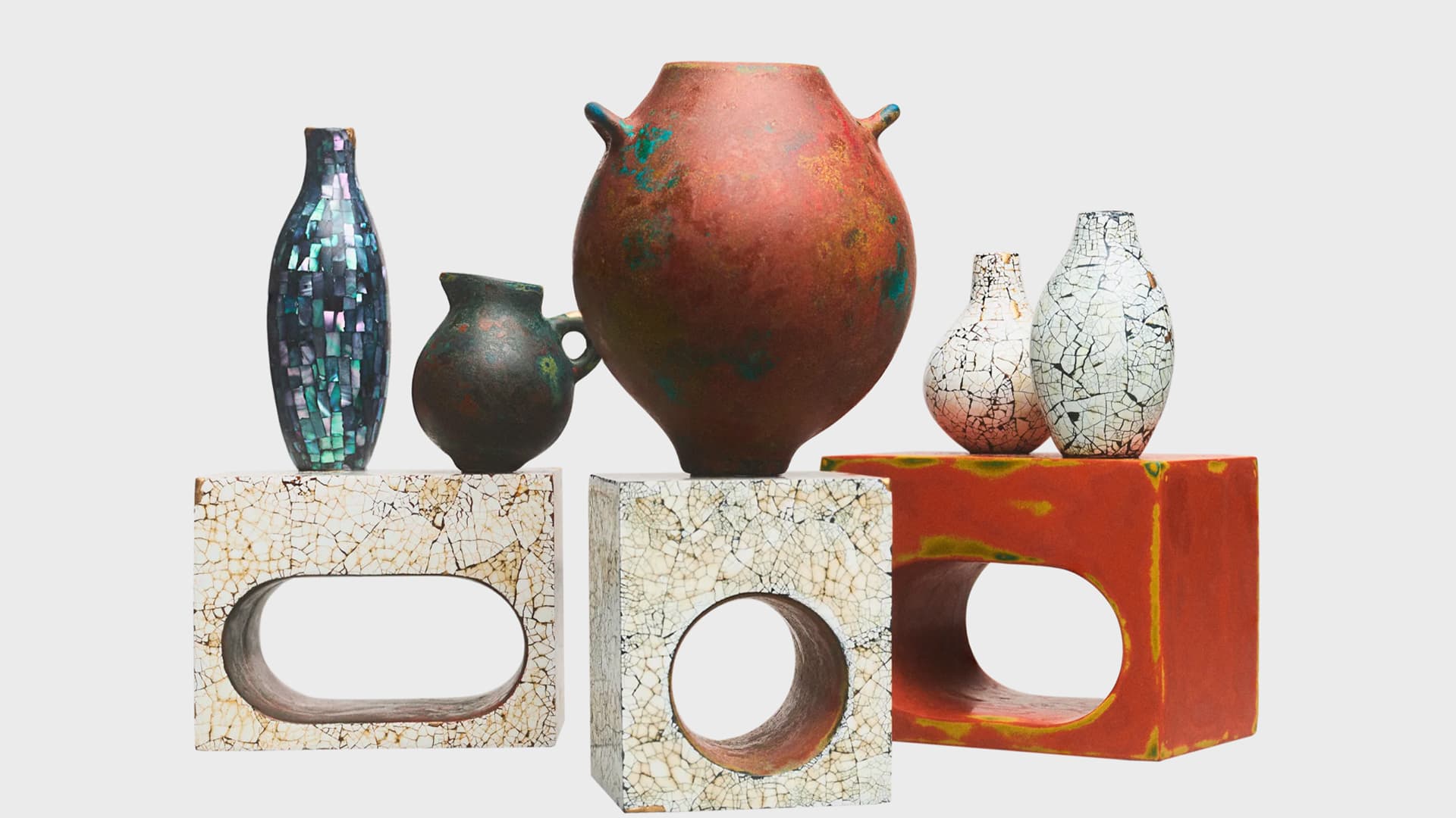 Кольца с вазами, керамический гобелен и столик из кирпичей: 8 работ финалистов Loewe Foundation Craft Prize 2024