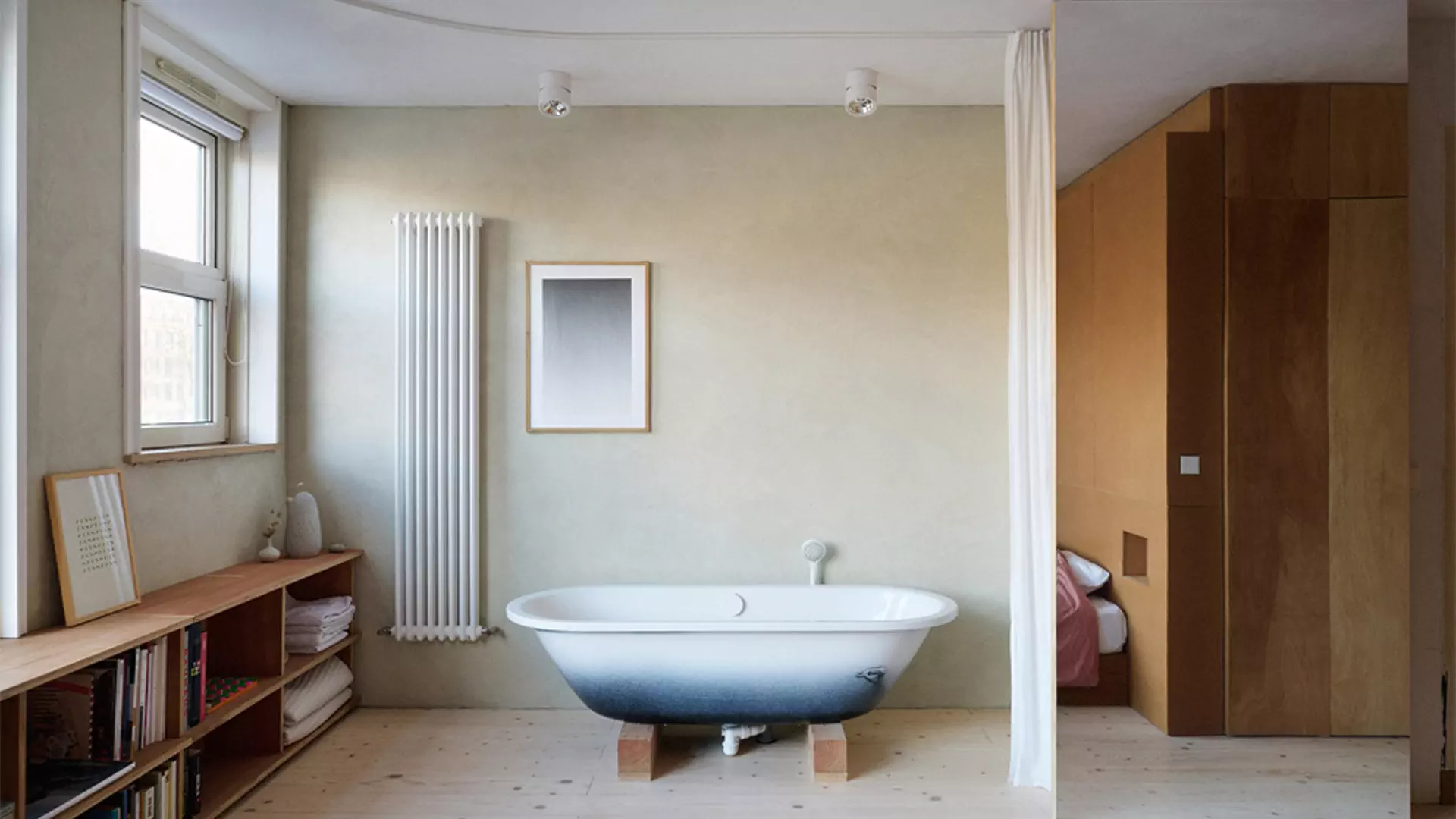 Ванна в спальне и другие оригинальные решения в интерьере нидерландской квартиры — проект Улли Хекманн и Нинке Бонгерс