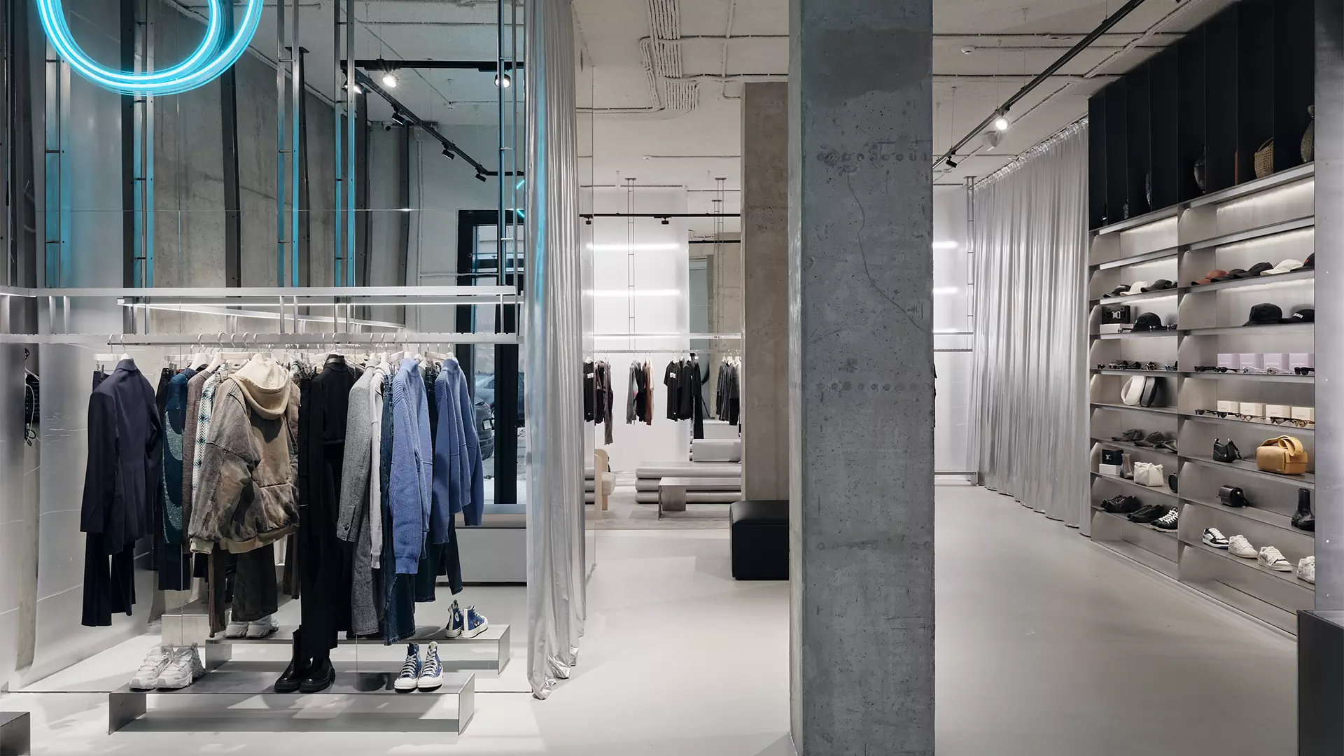 Брутальный бетон, неон и холодный металл в интерьере концептуального шоурума одежды — проект RYMAR.studio