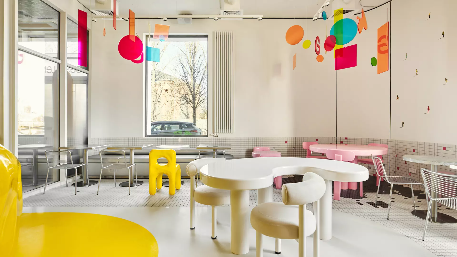 Баланс игривости и элегантности в ярком интерьере петербургского кафе — проект KIDZ