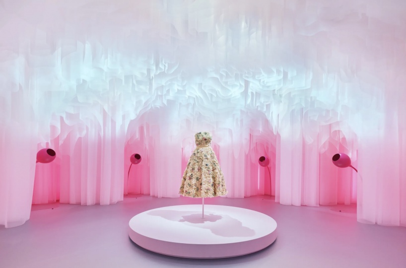 Студия OMA разработала сценографию выставки, посвященной аромату Miss Dior