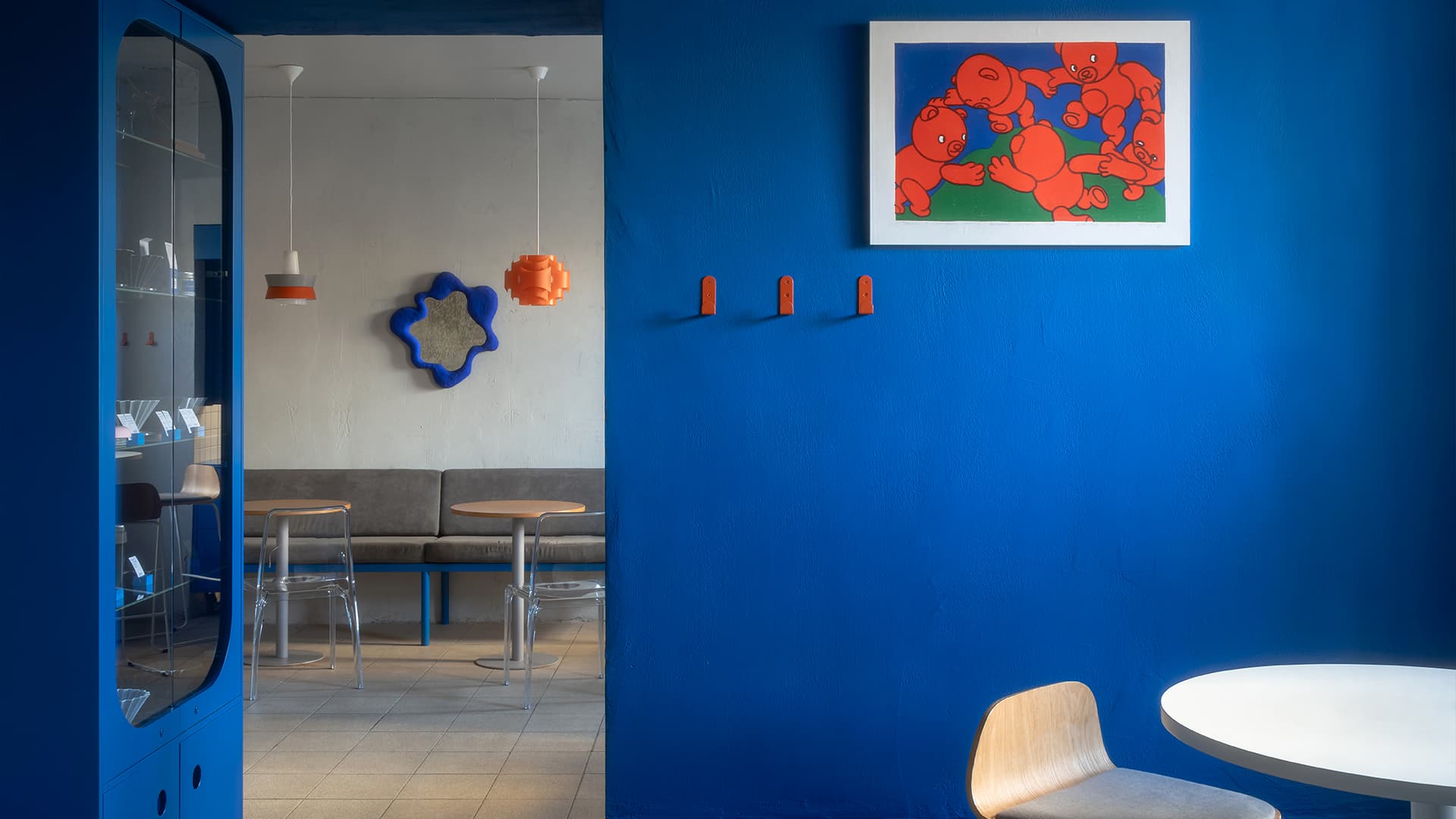 Сочные синие акценты и винтажные светильники в интерьере камерной кофейни — проект дизайн-бюро Zavod11