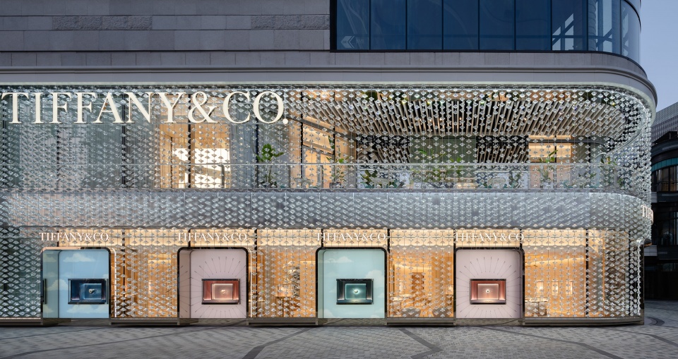 Студия MVRDV украсила фасад бутика Tiffany & Co. стеклянными бриллиантами