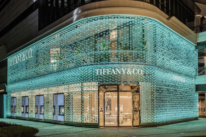 Студия MVRDV украсила фасад бутика Tiffany & Co. стеклянными бриллиантами