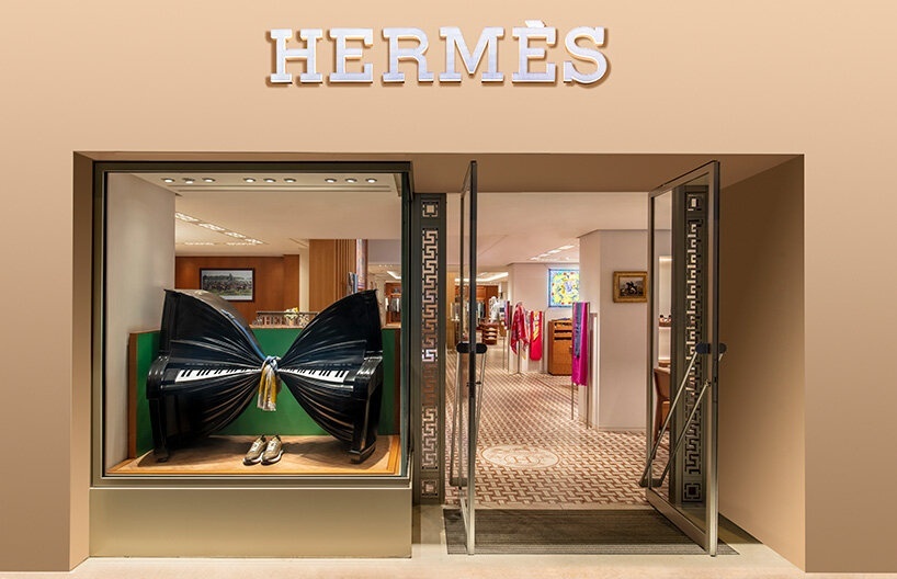 Алекс Чиннек создал серию инсталляций для бутика Hermès в Гонконге