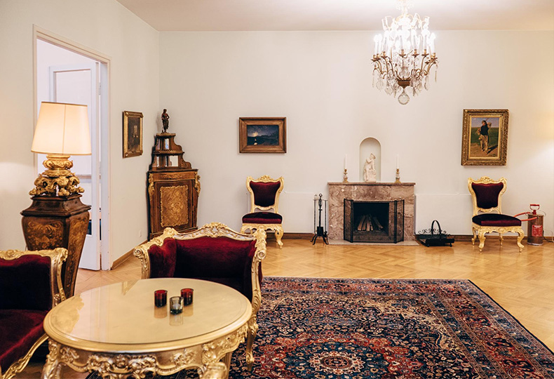 Историческая мебель в посольстве – из Финского дома на Конюшенной улице в Санкт-Петербурге