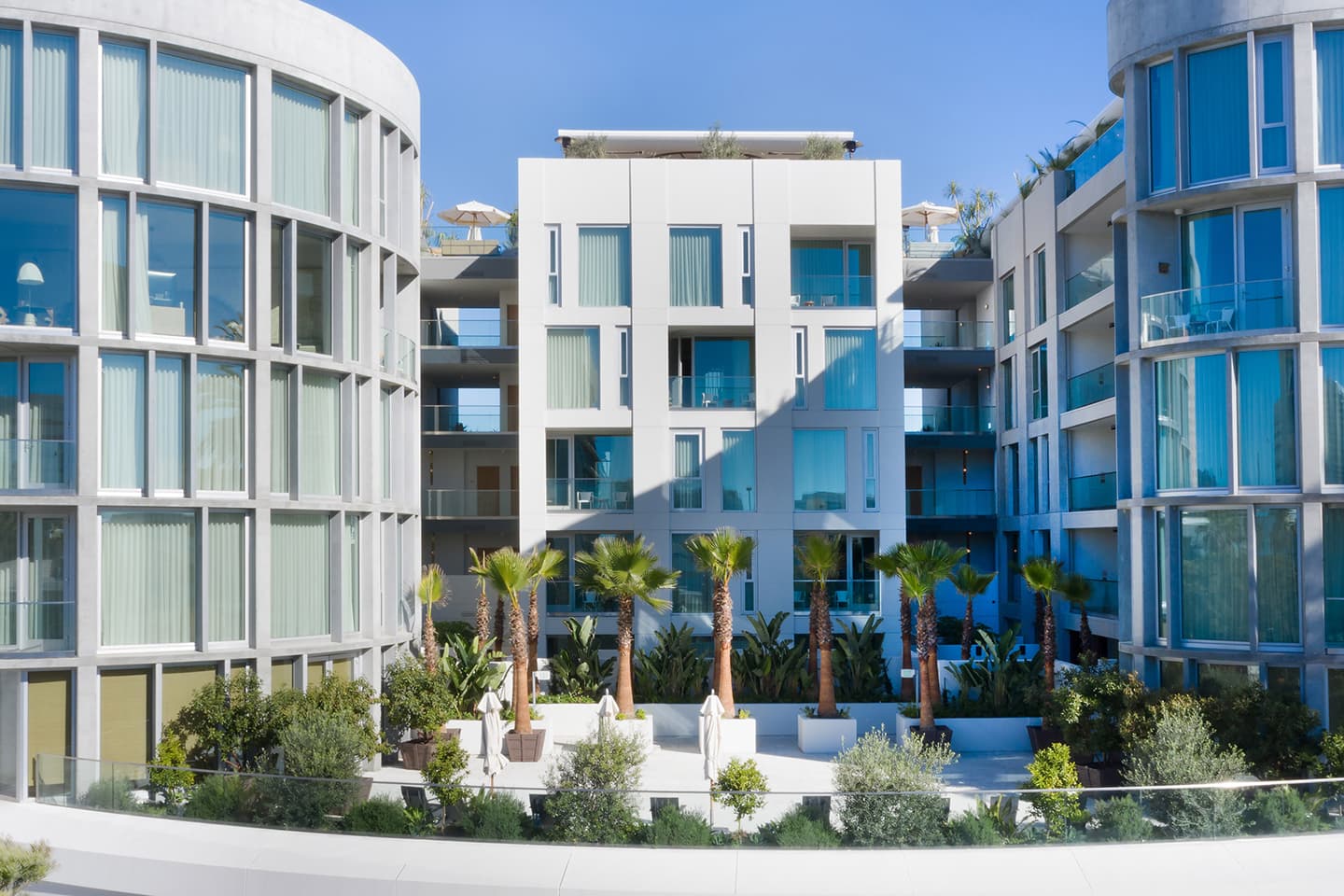 Интерьер отеля Santa Monica Proper в пляжном стиле — проект Келли Уэстлер