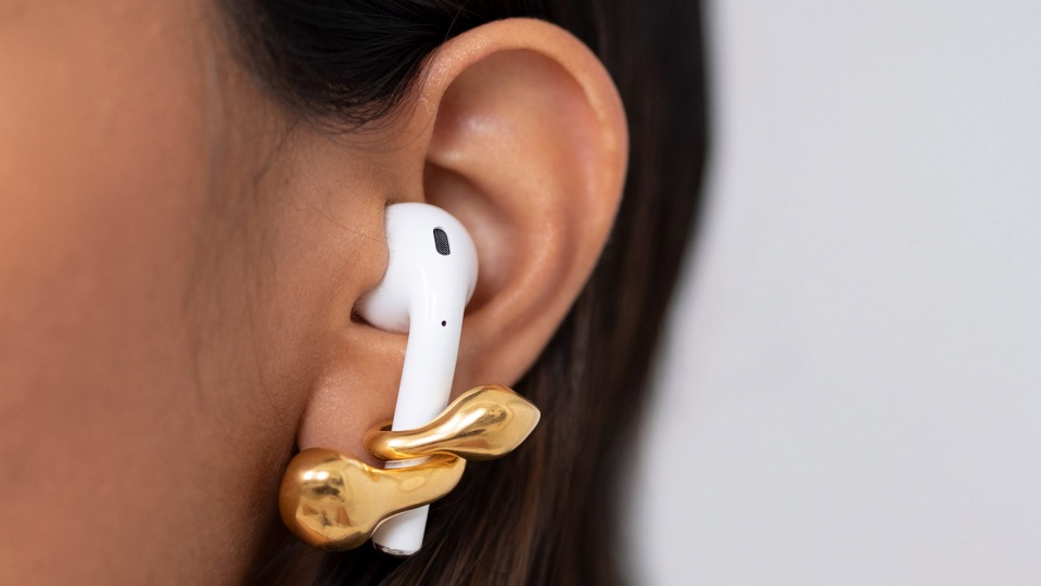 Серьги для ушей и AirPods от лондонского дизайнера