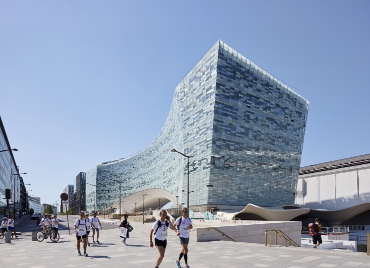Snøhetta построили офисное здание из 20 000 стеклянных плиток
