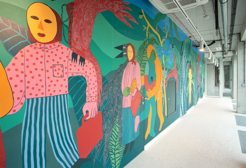 Художница Алисия Бяла украсила проект MVRDV во Вроцлаве фресками от пола до потолка