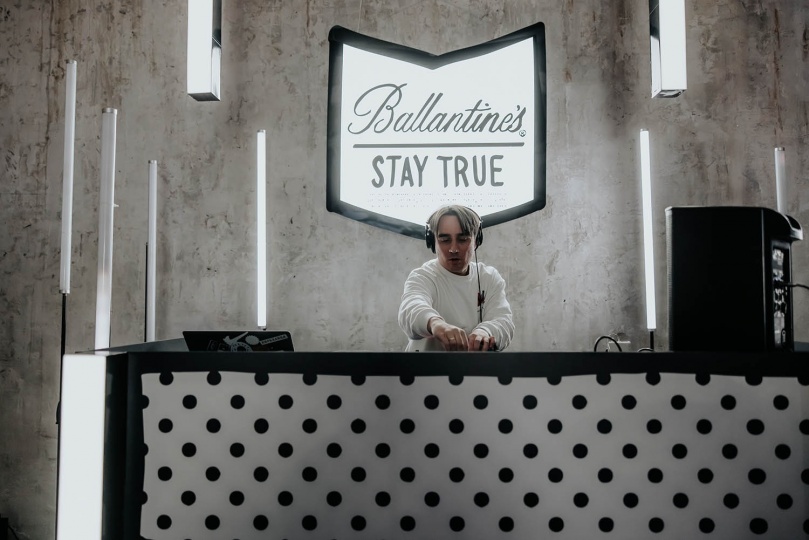 Pop-up пространство Ballantine’s x Joshua Vides Studio в ресторане Blanc