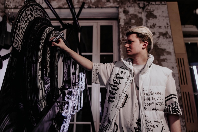 Pop-up пространство Ballantine’s x Joshua Vides Studio в ресторане Blanc