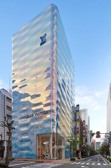 Новый фасад для Louis Vuitton Ginza похож на мерцающий столб воды