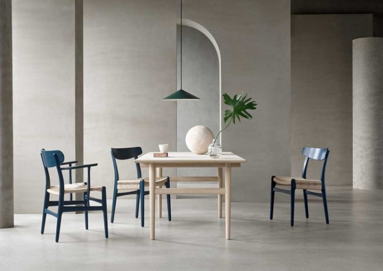 Илзе Кроуфорд и Carl Hansen & Søn представили новую цветовую палитру легендарных стульев