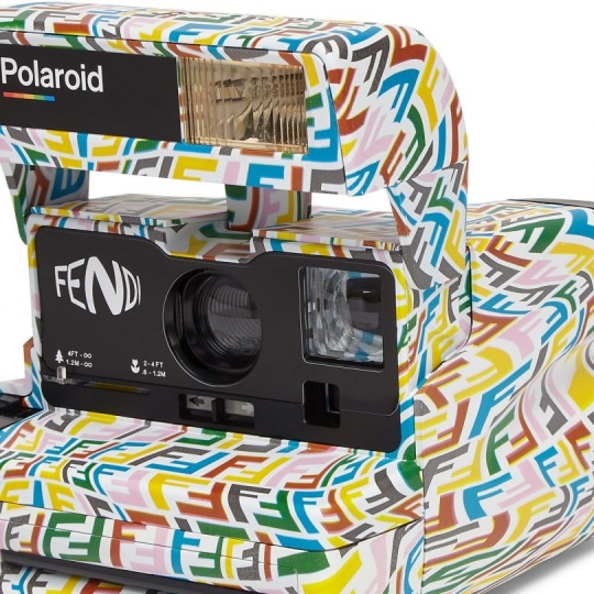 FENDI x Vintage Polaroid: OneStep Close-Up 600 – часть летней капсульной коллекции 2021