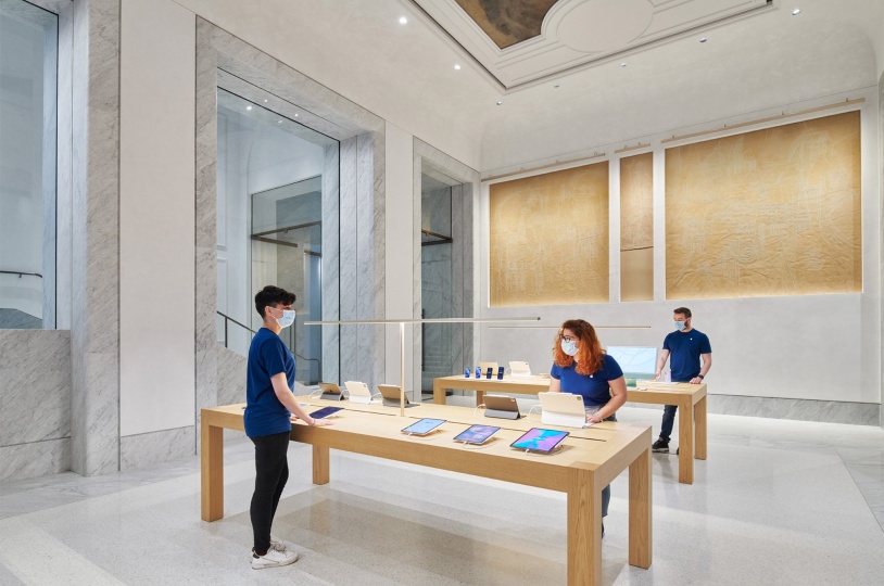 Foster + Partners превратил палаццо в Риме в Apple Store