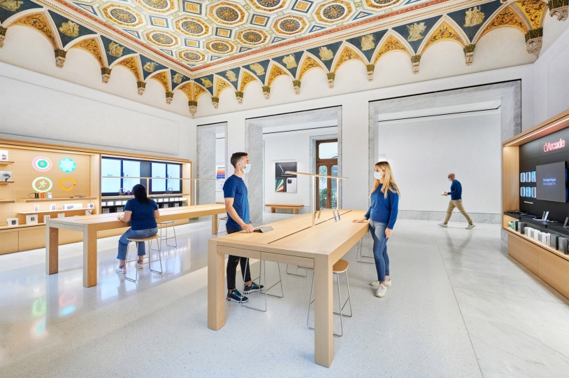 Foster + Partners превратил палаццо в Риме в Apple Store