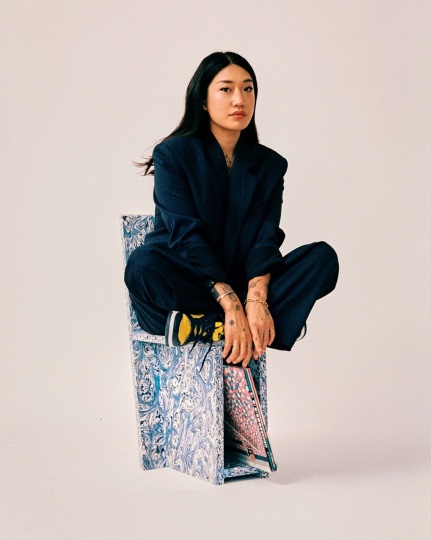 Space Available и DJ Peggy Gou создали коллекцию стульев из пластиковых отходов