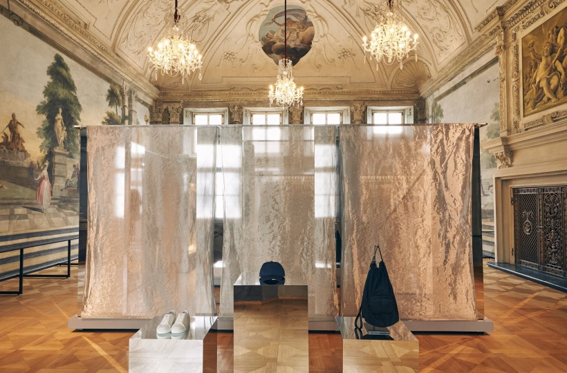 COS представил инсталляцию в итальянском палаццо