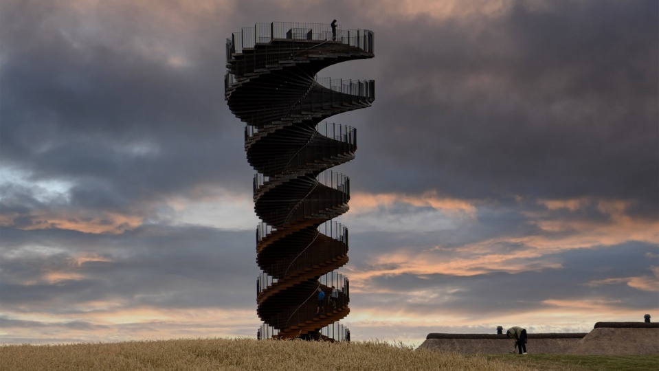 BIG построили 25-метровую смотровую башню в форме двойной спирали