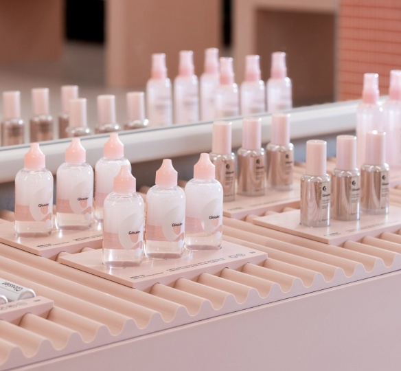 Скульптура-холм появилась в новом магазине Glossier в Сиэтле