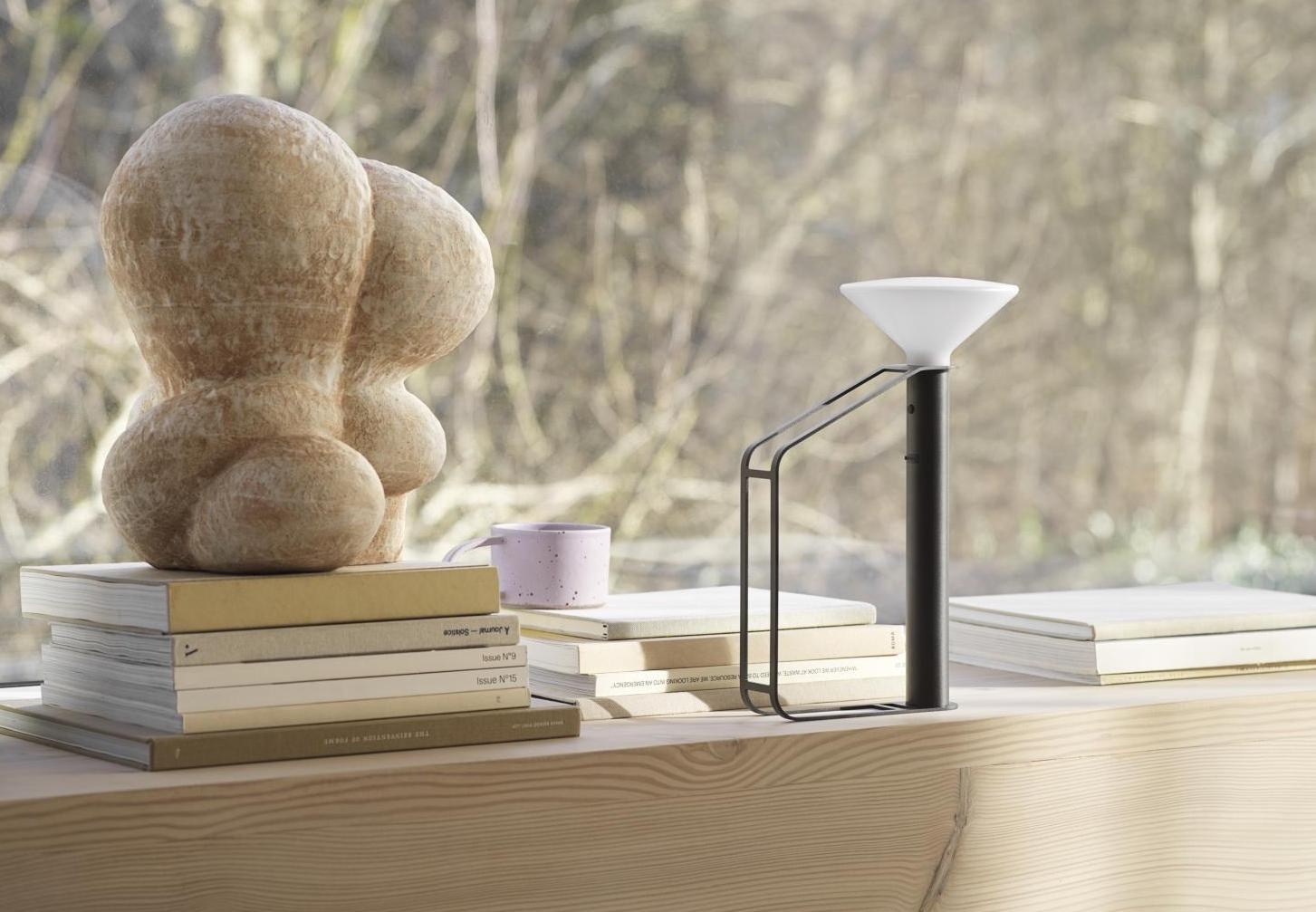 Портативная лампа от бренда Muuto, напоминающая о времени на природе