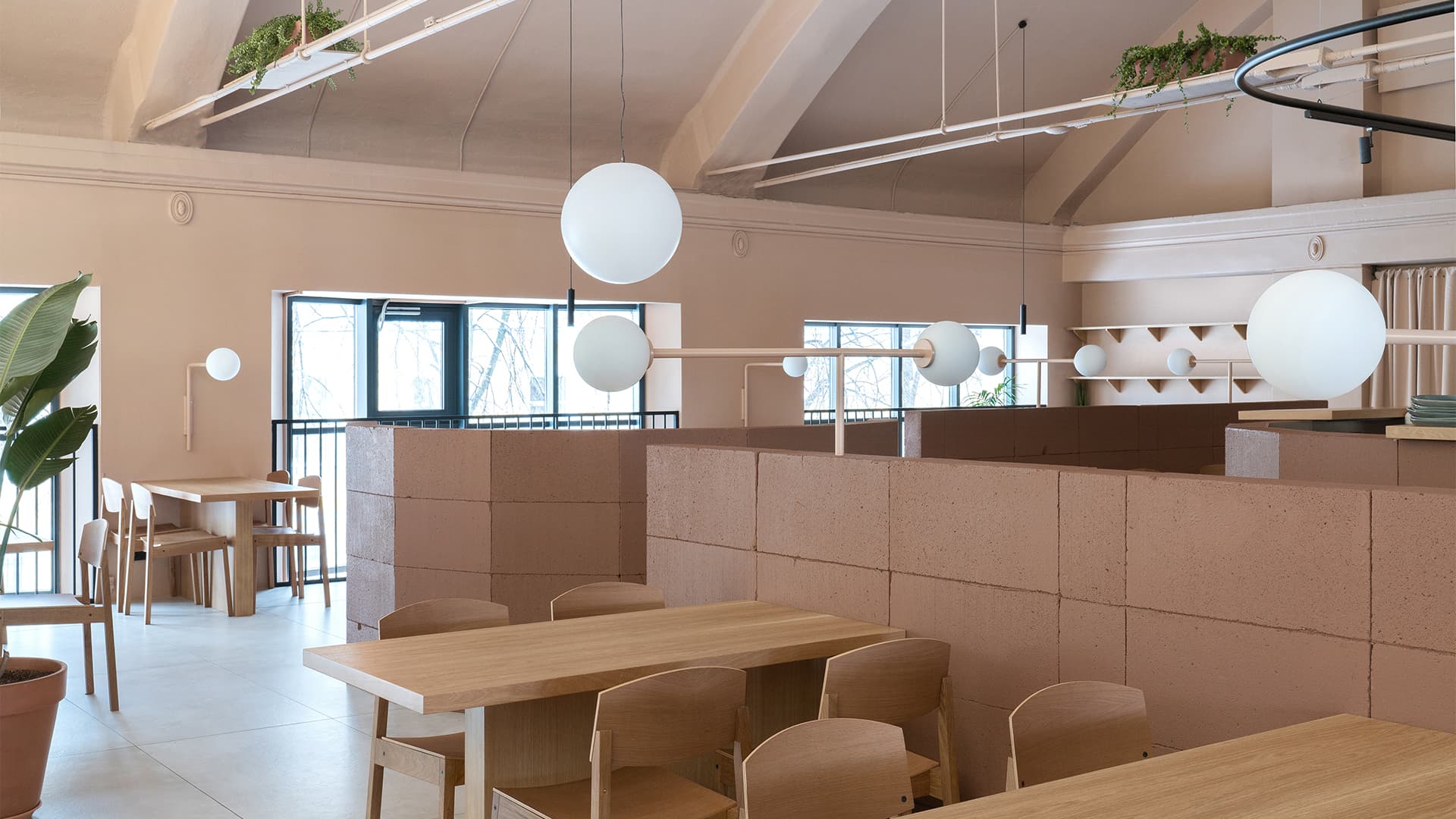 Теплый интерьер ресторана с авторской мебелью – проект Delo Design