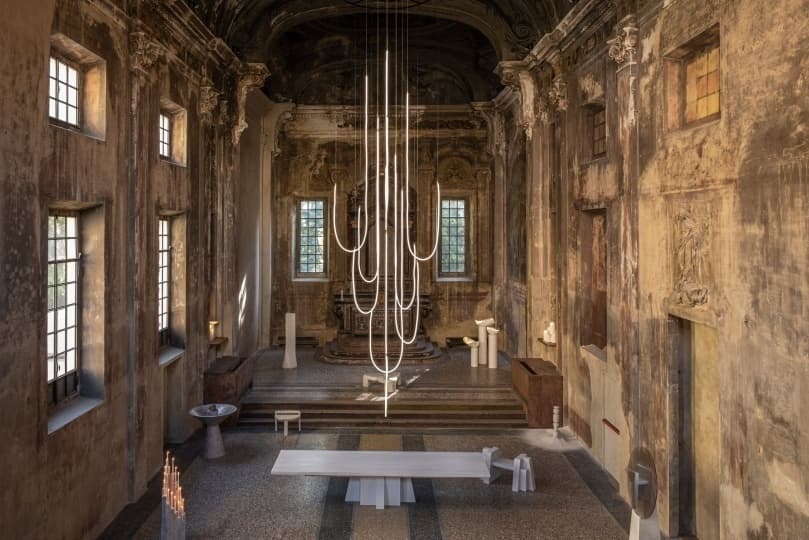 ​Galerie Philia показывает дизайн-объекты в миланской церкви